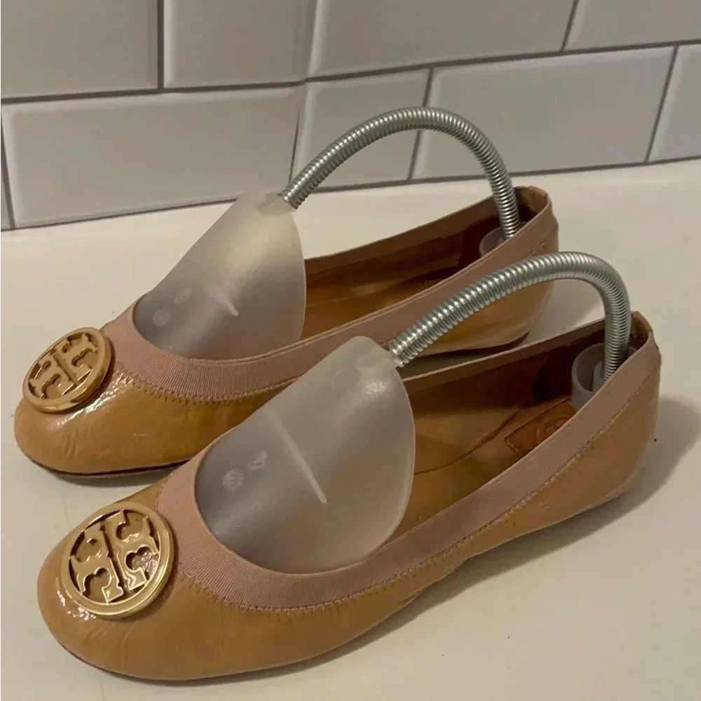 Tory burch tan color patent letter flat shoes